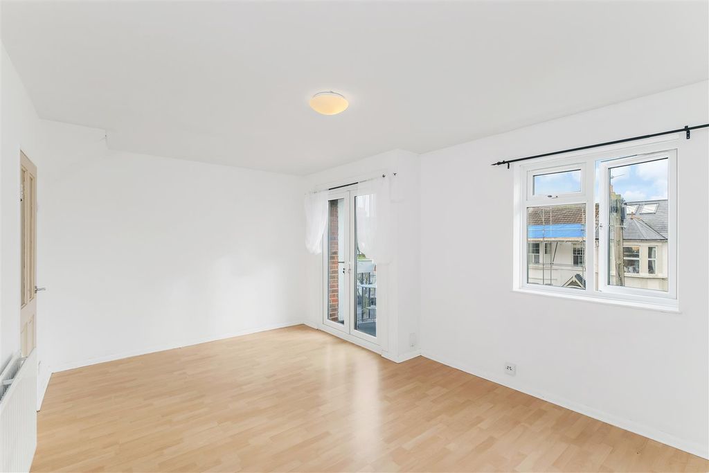 Property photo 2 of 17 Flat 11 Livingstone Court (6).Jpg