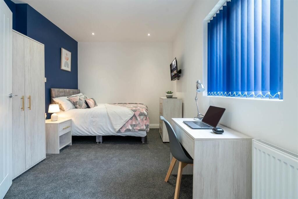Property photo 1 of 10 Bright, Modern Double Bedroom With A Comfortable d...