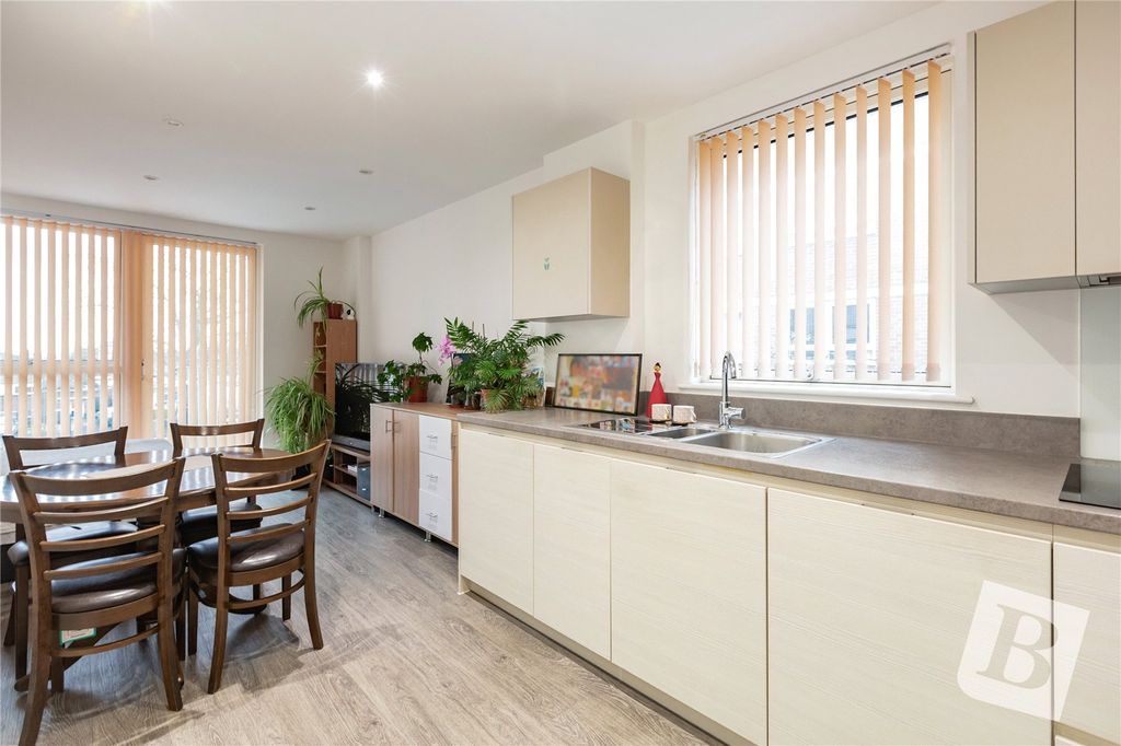 Property photo 3 of 18 Kitchen