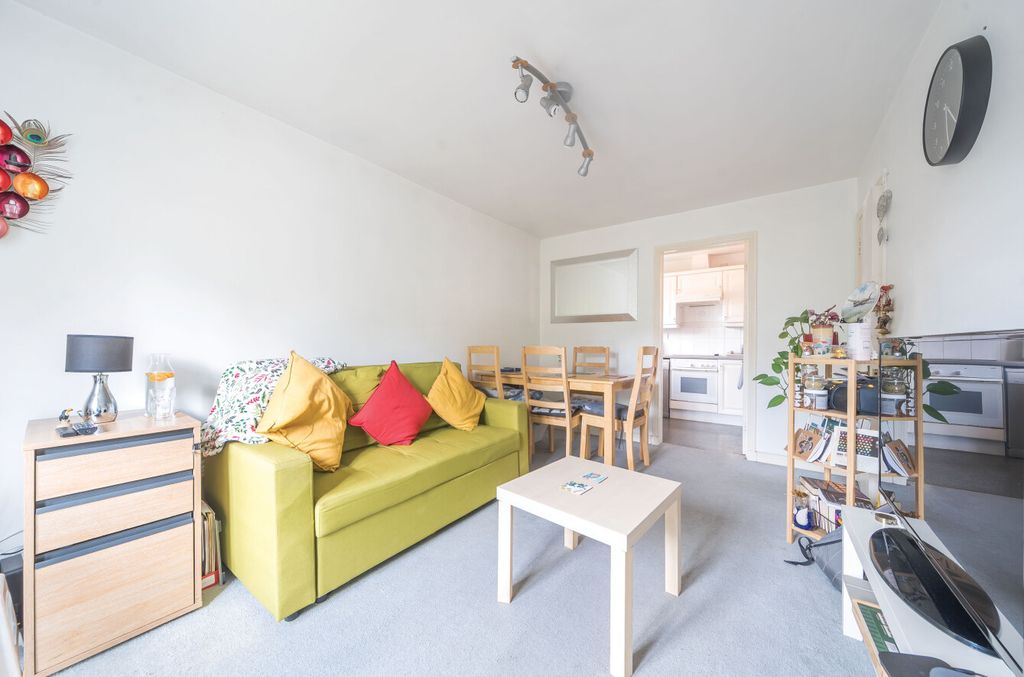 Property photo 2 of 12 1325619-12-6884Fc...