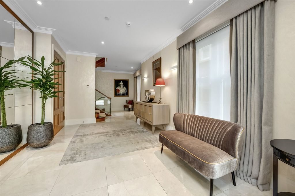 Property photo 2 of 20 Entrance Hall