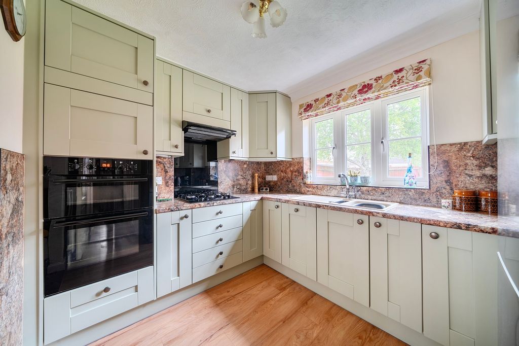 Property photo 2 of 21 Kitchen