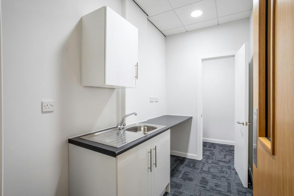 Property photo 2 of 5 Suite 6 Earls Court-13.Jpg