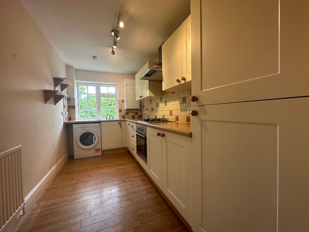 Property photo 3 of 11 Kitchen