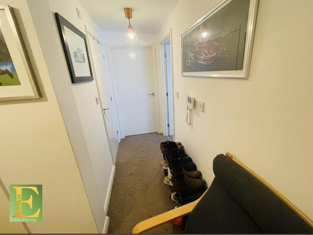 Property photo 3 of 14 Hallway