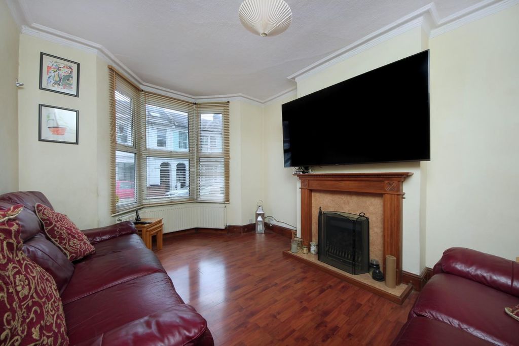 Property photo 2 of 9 Gv- 5 Cowper Rd (3).Jpg