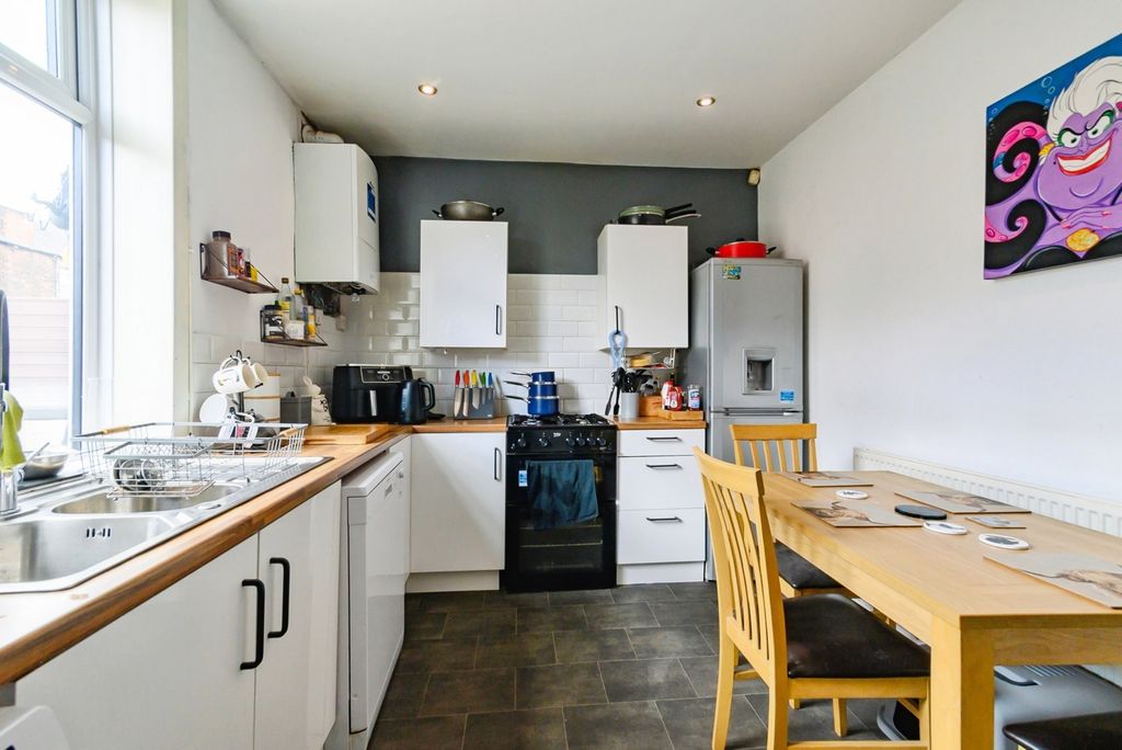 Property photo 2 of 8 Kitchen