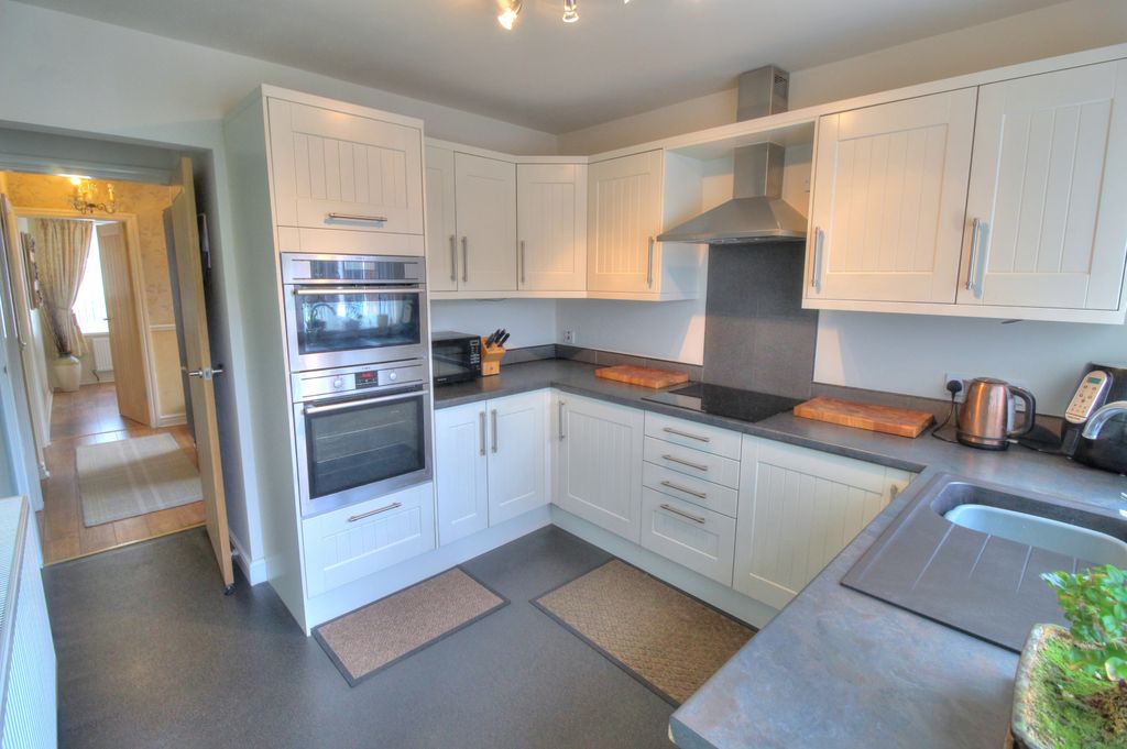 Property photo 3 of 16 Kitchen