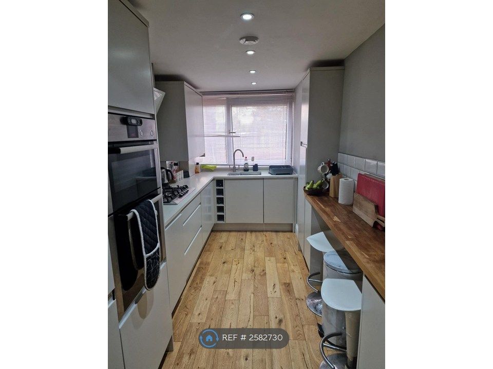 Property photo 1 of 6 Kitchen