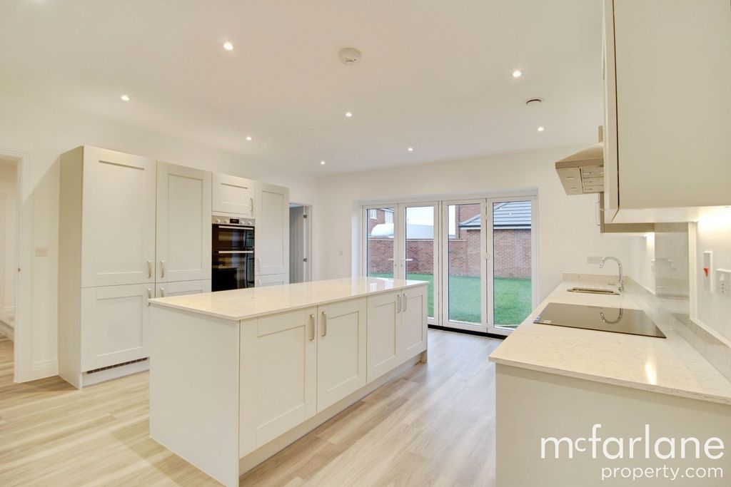 Property photo 3 of 20 Kitchen