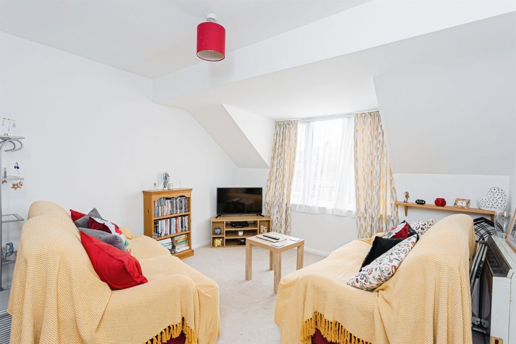 Property photo 2 of 17 Living/Dining Room