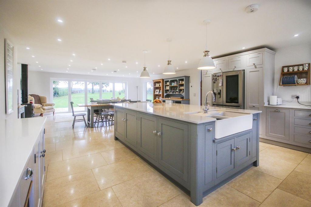 Property photo 2 of 31