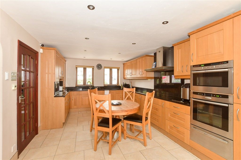 Property photo 2 of 11 Kitchen/ Breakfast Area