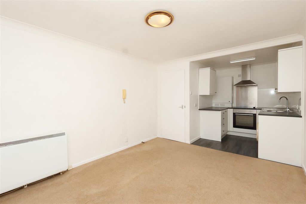 Property photo 2 of 10 Living Space