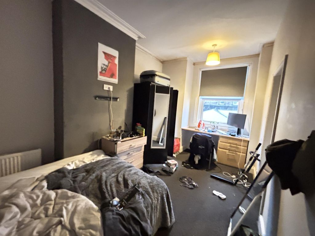 Property photo 3 of 15 A Cozy Bedroom Featuring A Double Bed, A Desk And ...