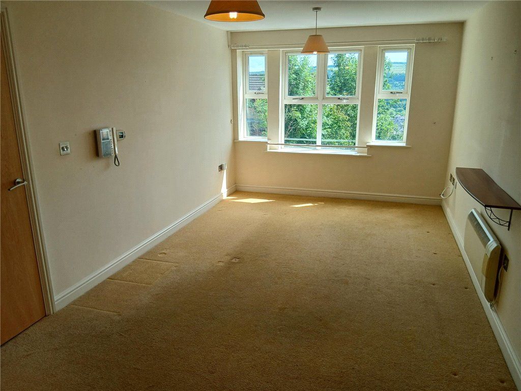 Property photo 3 of 10 Living Area