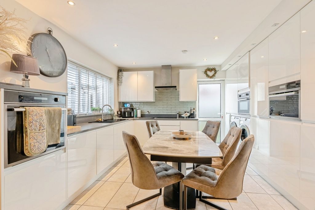 Property photo 2 of 17 Photo