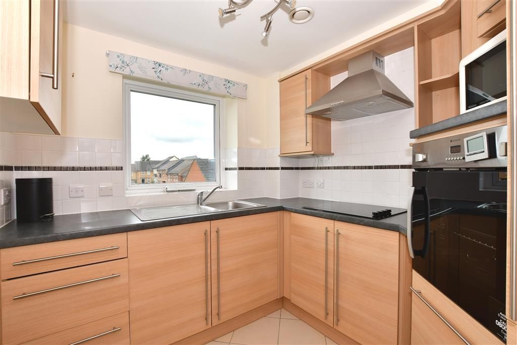 Property photo 3 of 10 Kitchen