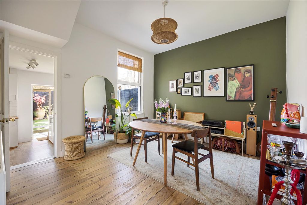 Property photo 3 of 39 Calverton Road, E6