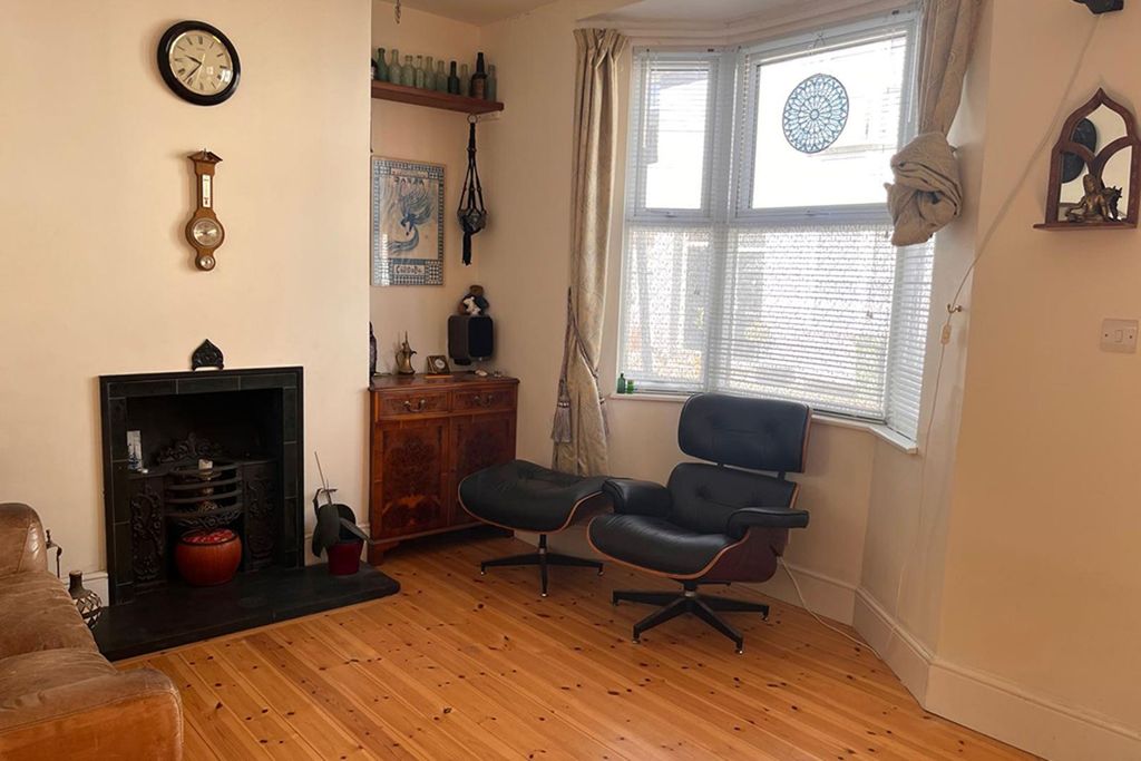 Property photo 3 of 13 Lounge