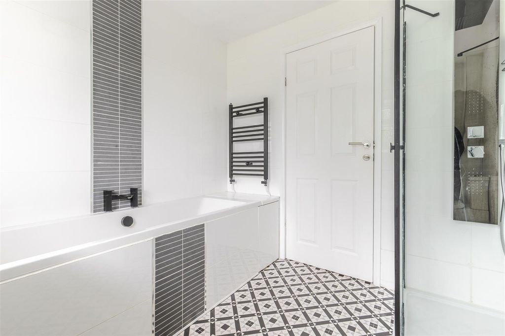 Property photo 3 of 17 Bathroom