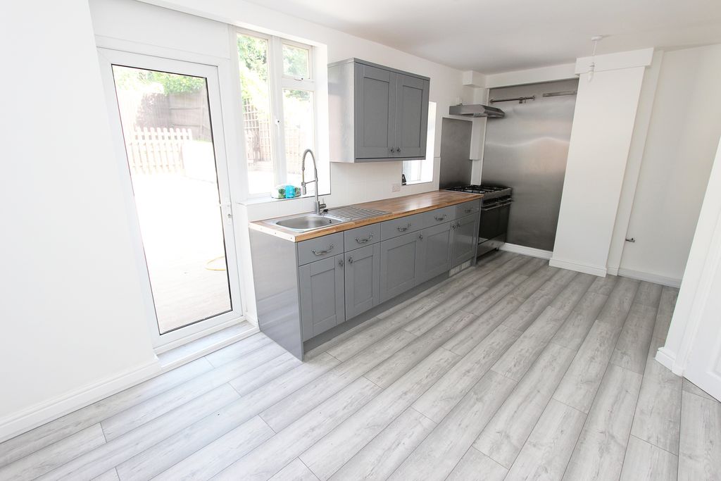 Property photo 3 of 17 Kitchen