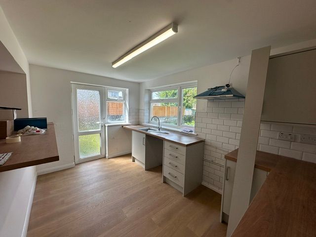 Property photo 3 of 6 Kitchen