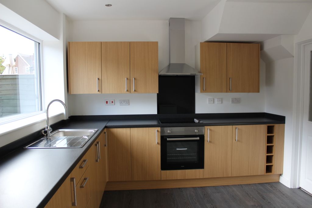 Property photo 3 of 10 Kitchen