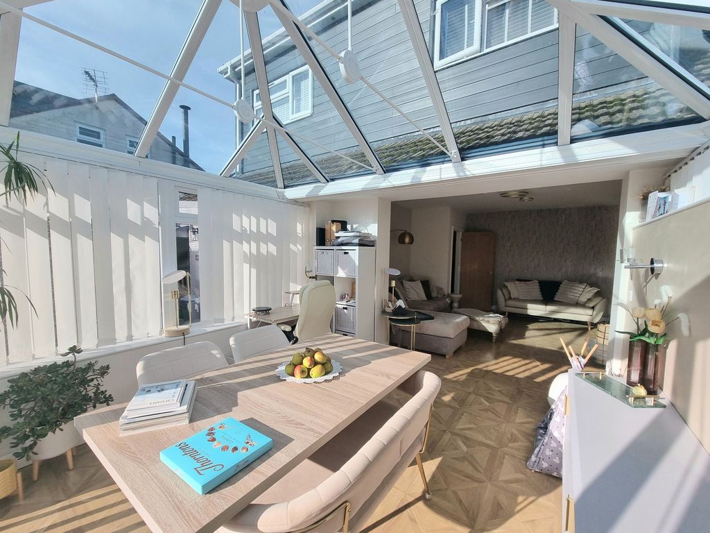 Property photo 3 of 34 Conservatory