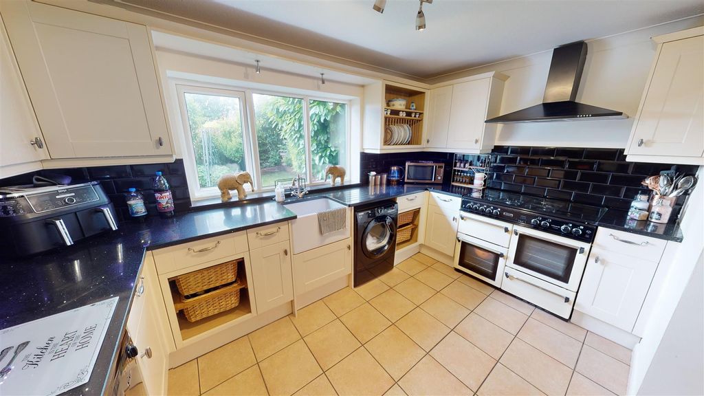 Property photo 3 of 30 Ashfield Crescent Kitchen