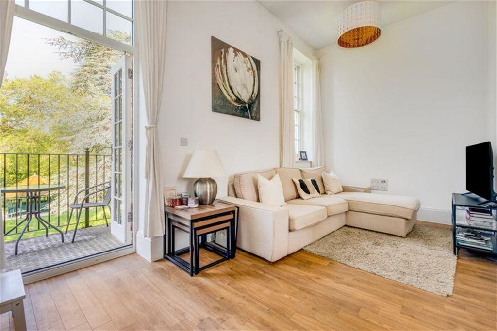 Property photo 1 of 10 Living Room / Kitchen