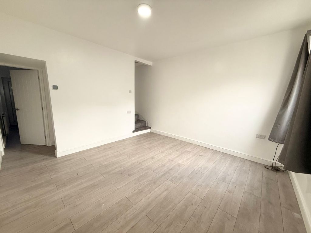 Property photo 3 of 11 Dining Room