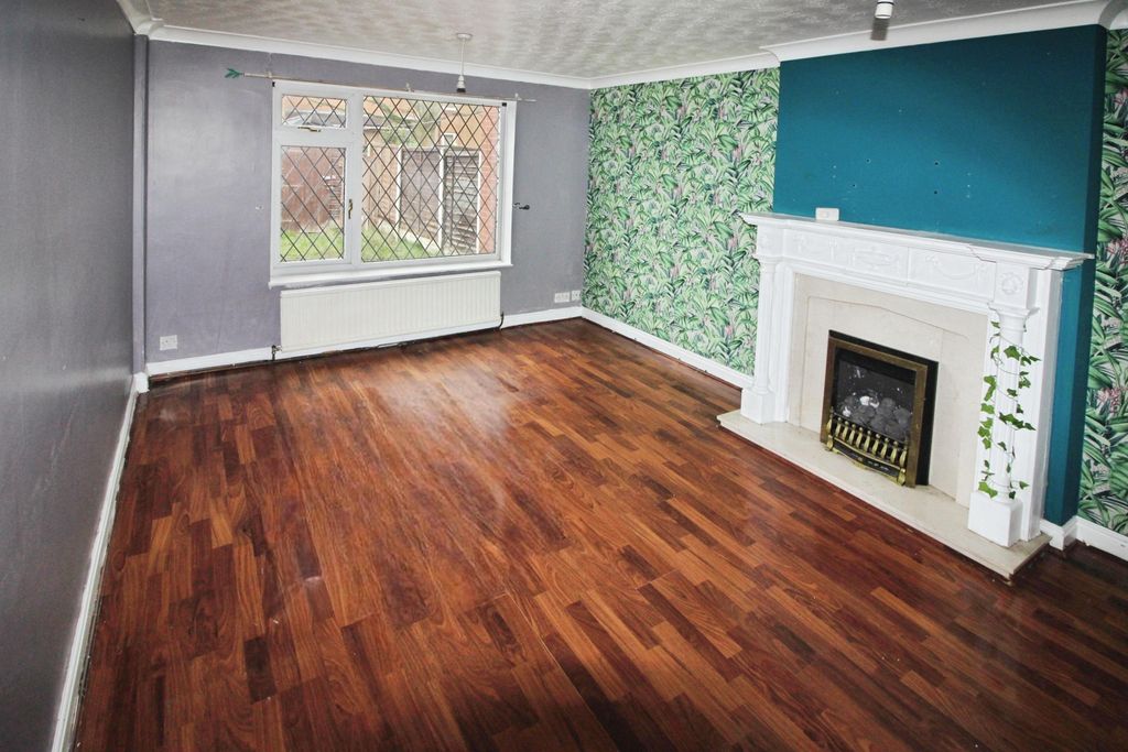 Property photo 3 of 13 Lounge.