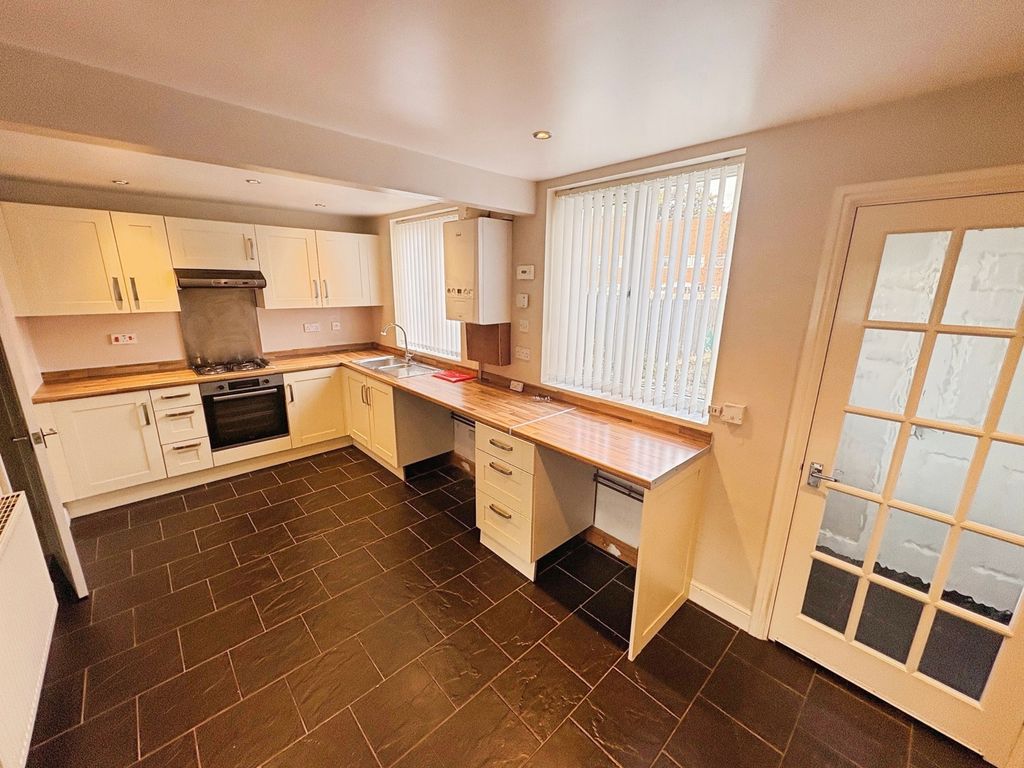 Property photo 2 of 11 Dining Kitchen