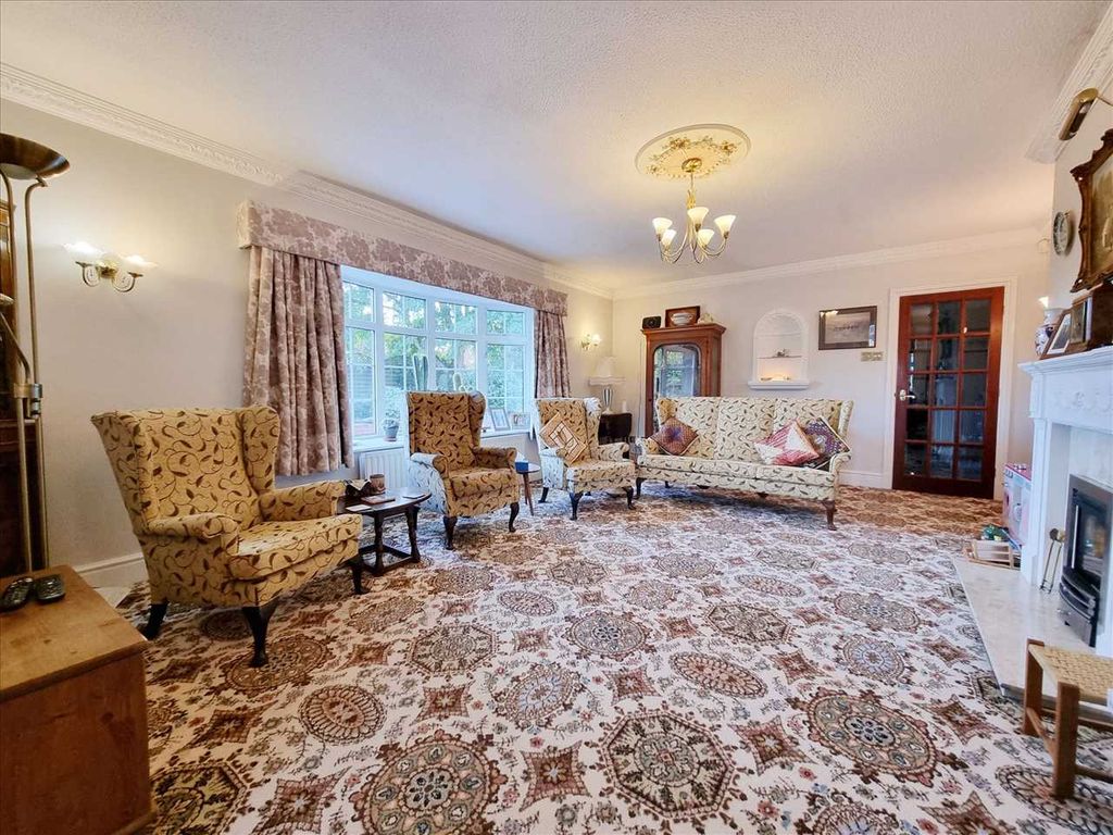 Property photo 2 of 21 Lounge:
