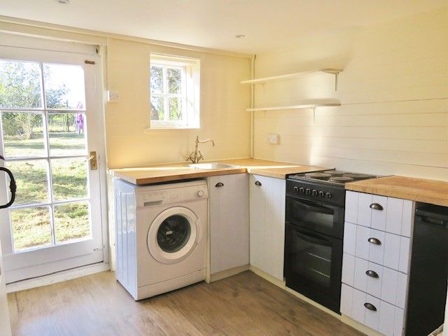 Property photo 3 of 10 Kitchen