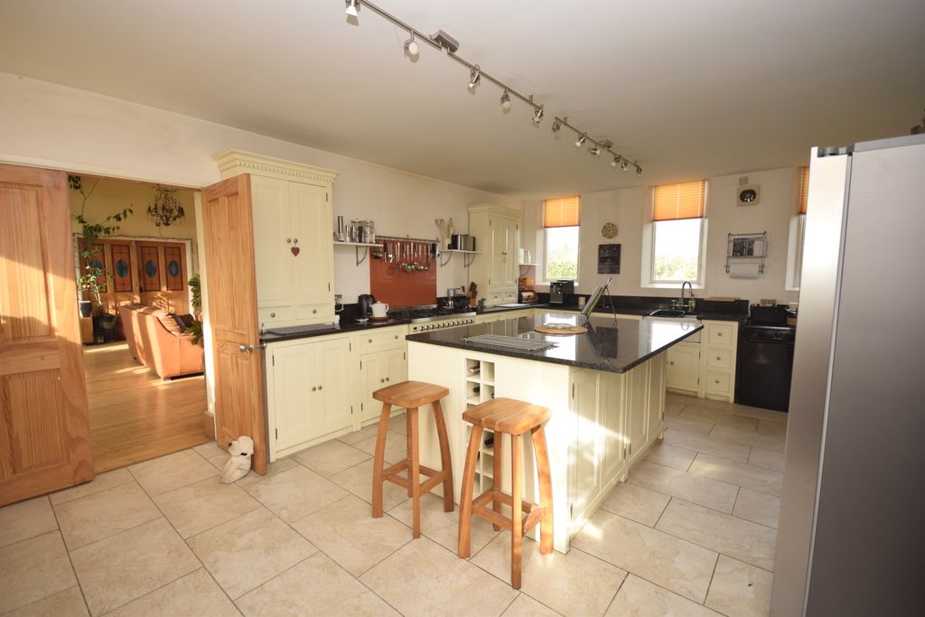 Property photo 2 of 22 Kitchen