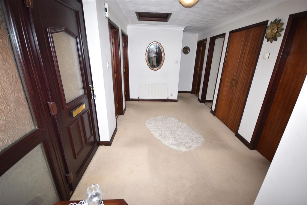 Property photo 3 of 21 Hallway