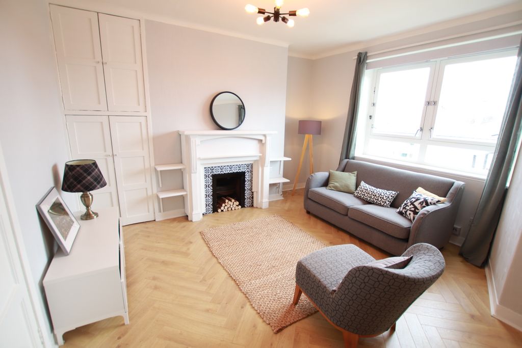 Property photo 3 of 16 Lounge