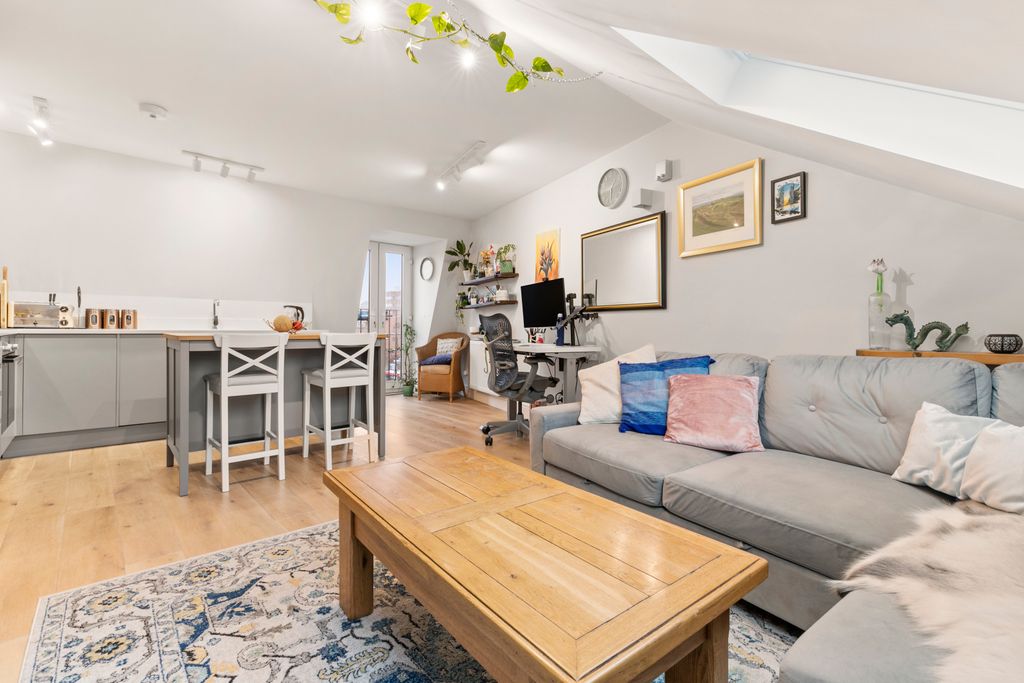 Property photo 2 of 9 Picture No. 11