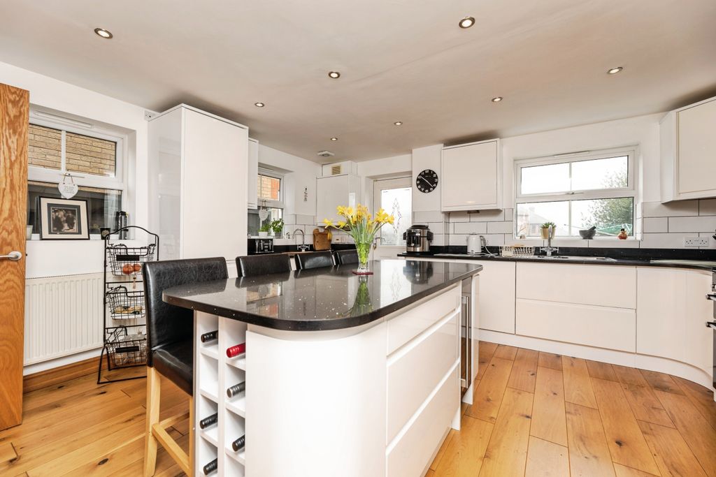 Property photo 3 of 15 Kitchen/Breakfast