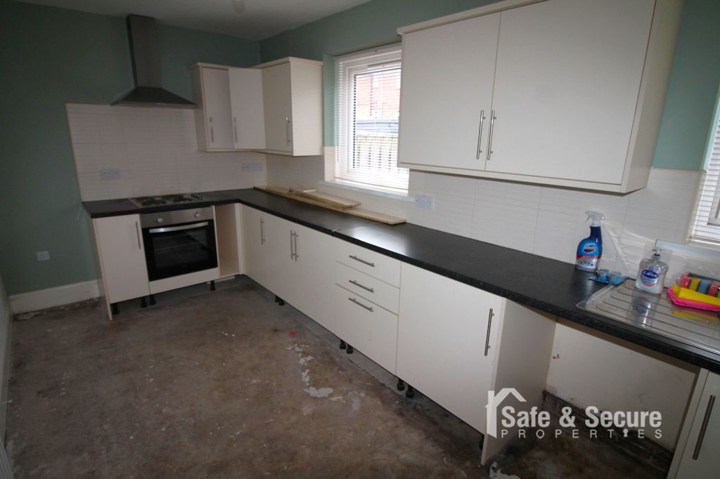 Property photo 3 of 9 Kitchen