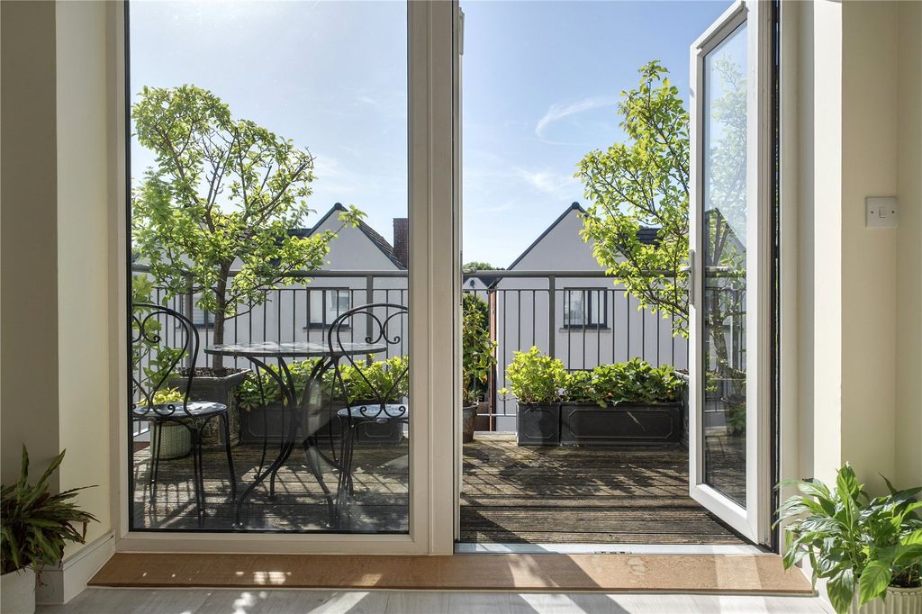 Property photo 2 of 16 Balcony