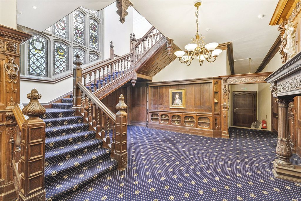 Property photo 2 of 15 Communal Entrance