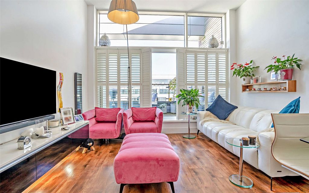 Property photo 3 of 19 Living