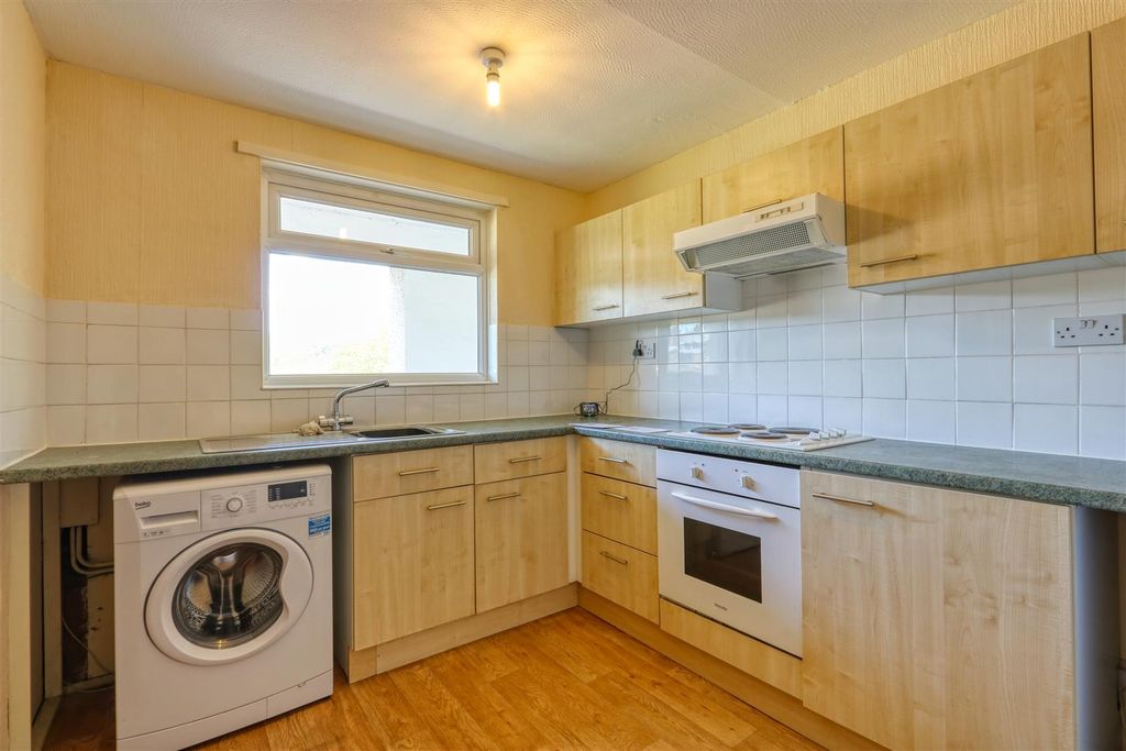 Property photo 3 of 10 Kitchen