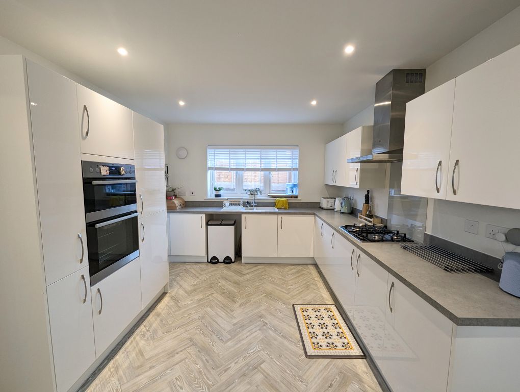 Property photo 3 of 16 Kitchen