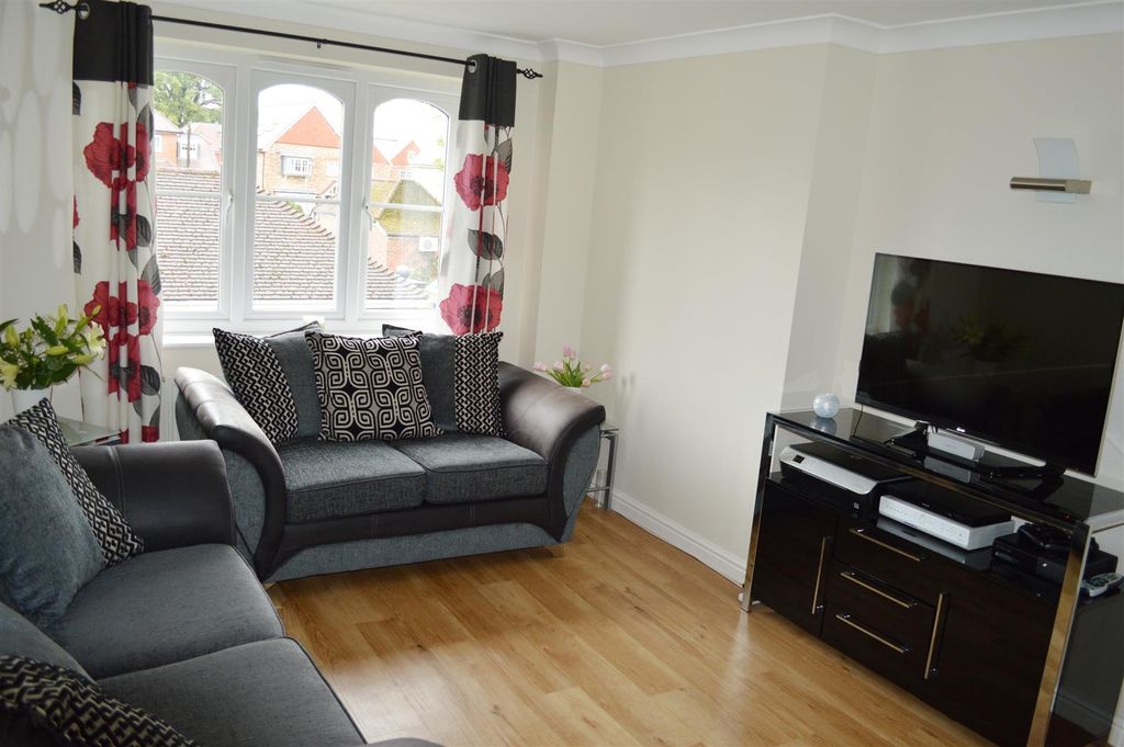 Property photo 2 of 10 Living.Jpg