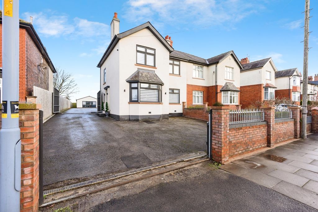 Property photo 1 of 21 External