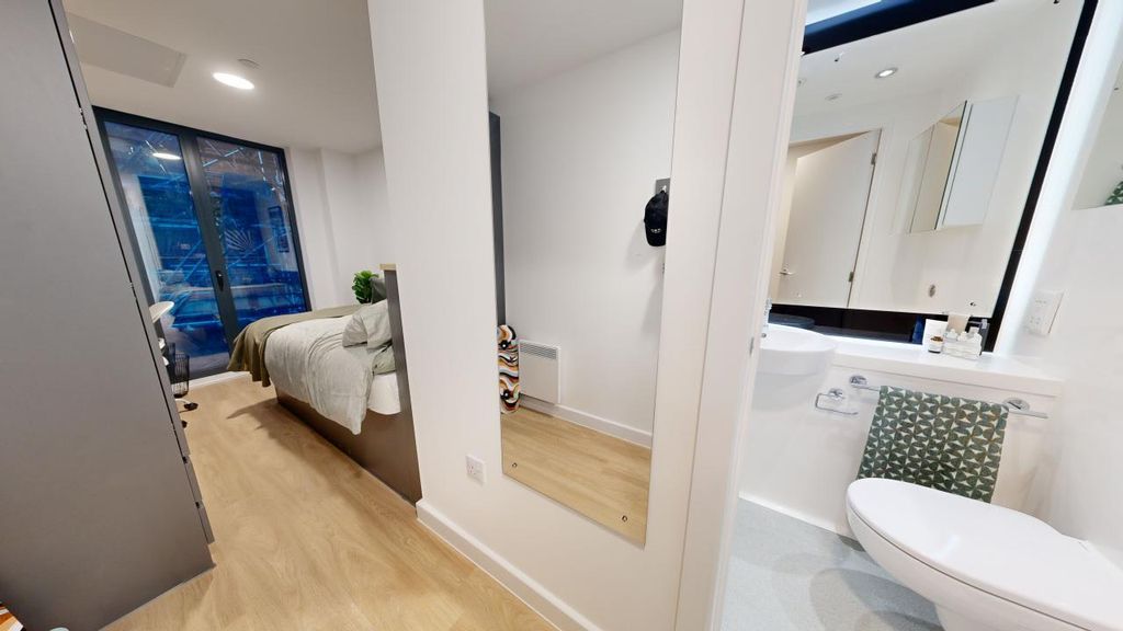 Property photo 2 of 33